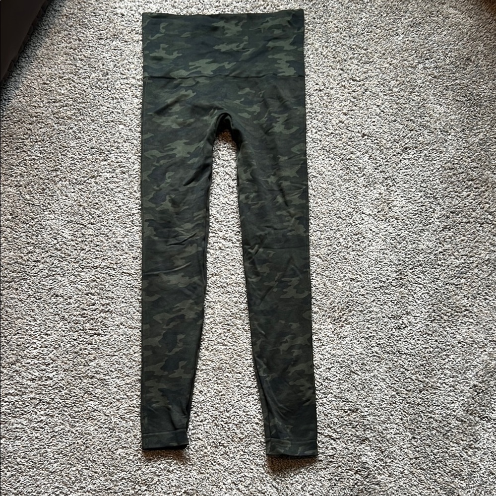 SPANX Green Leggings Seamless Stretchy Design